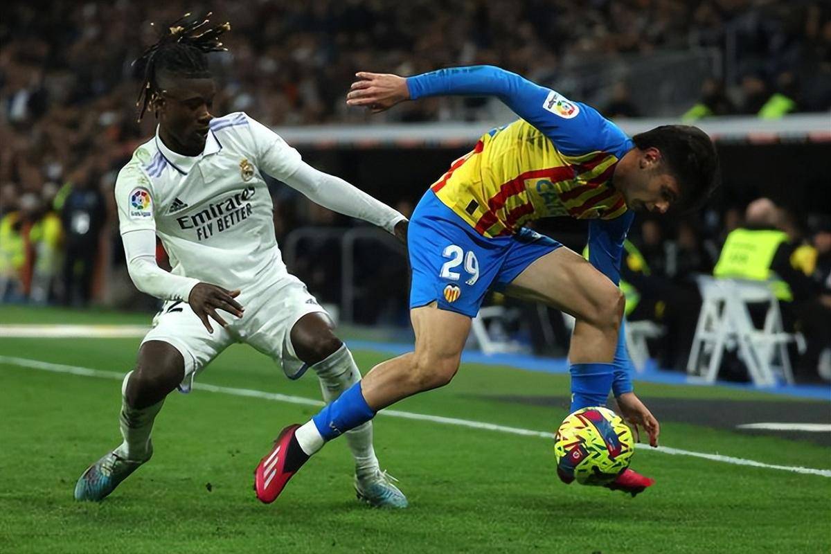 关于荷甲今夜走向成谜；瓦伦西亚防线松动；赛场秩序良好；赛程密集仍需轮换的信息